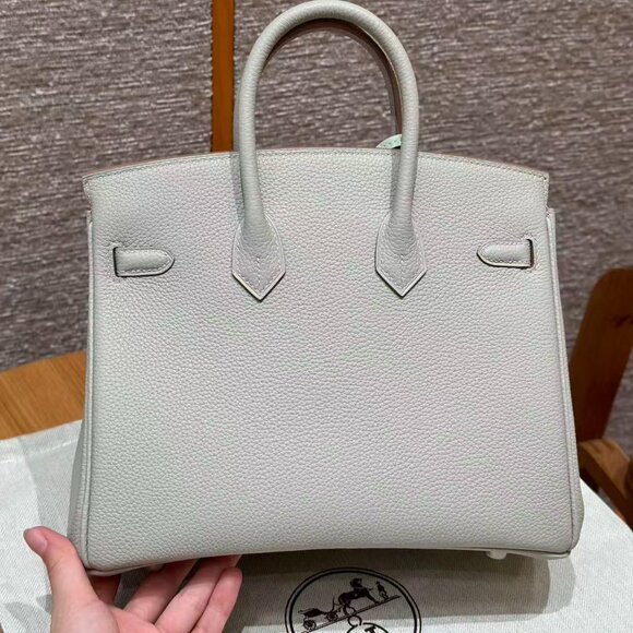 Classic Hermes Bag: A Stylish and Versatile Choice for Elegance - Picture 3 of 6